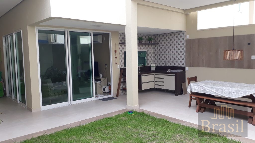 Duplex Cd. Fechado no Eusébio Duplex Cd. Fechado no Eusébio
